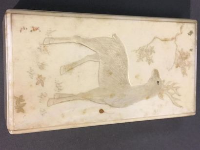 Japon, Boite rectangulaire en ivoire, couvercle...