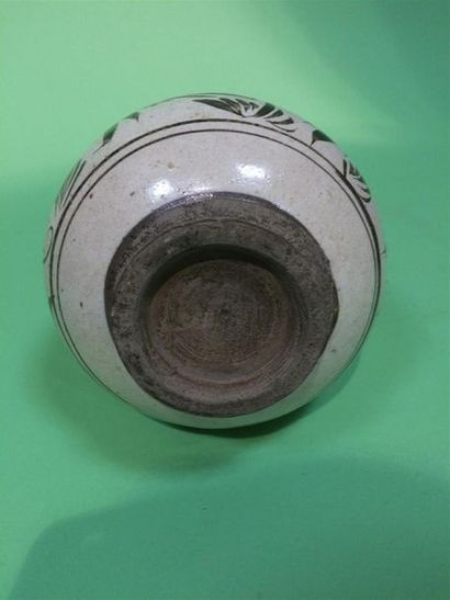 Chine, vase à long col en céramique émaillé...