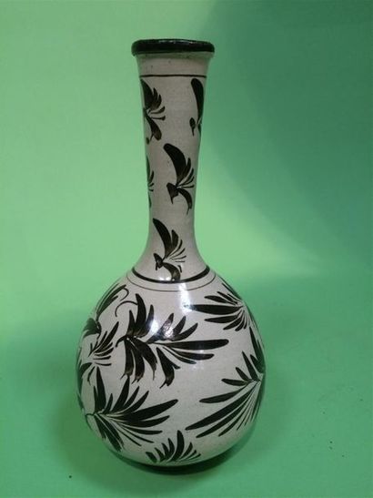 Chine, vase à long col en céramique émaillé...