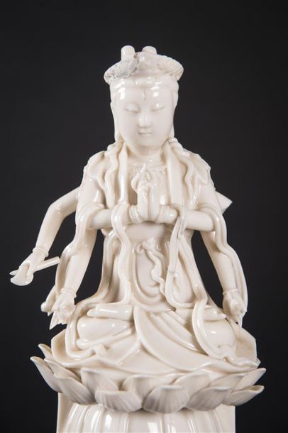 Statuette d'Avalokitesvara en porcelaine...