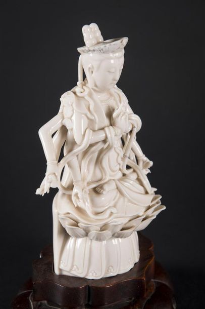 Statuette d'Avalokitesvara en porcelaine...