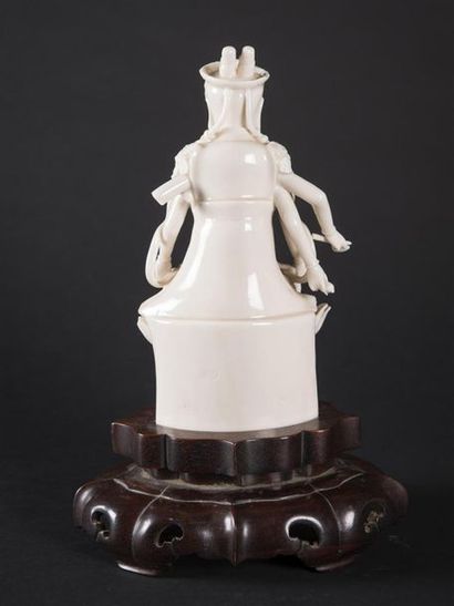 Statuette d'Avalokitesvara en porcelaine...
