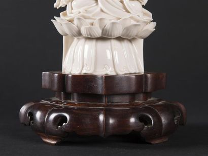 Statuette d'Avalokitesvara en porcelaine...