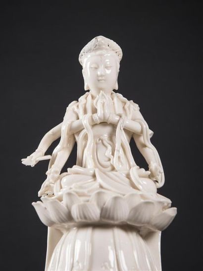 Statuette d'Avalokitesvara en porcelaine...