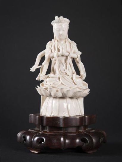 Statuette d'Avalokitesvara en porcelaine...