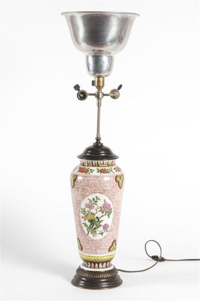 Chine, Vase monté en lampe à décor de prunus...