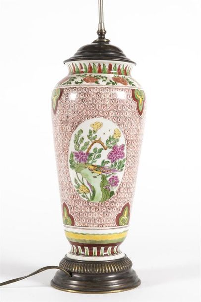 Chine, Vase monté en lampe à décor de prunus...