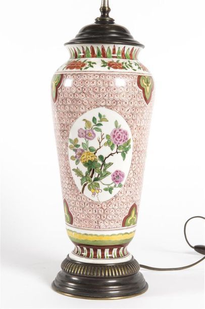 Chine, Vase monté en lampe à décor de prunus...