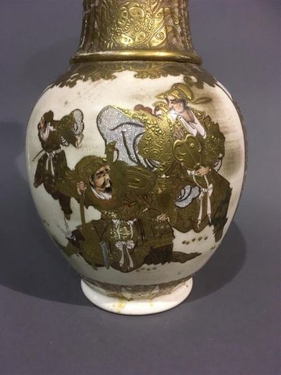 JAPON Satsuma, beau base à col à motif de...