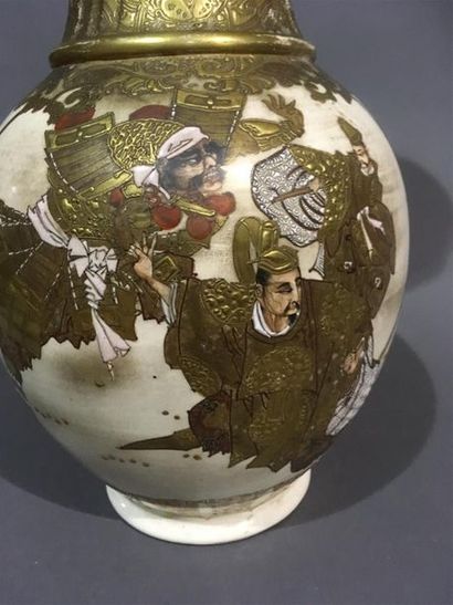 JAPON Satsuma, beau base à col à motif de...