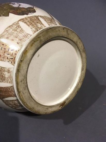 JAPON Satsuma, beau base à col à motif de...