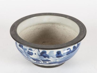 Indochine, bol en porcelaine à décor de paysage...