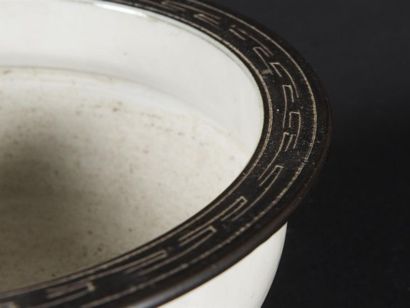 Indochine, bol en porcelaine à décor de paysage...
