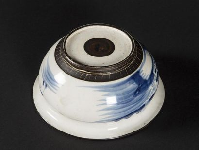 Indochine, bol en porcelaine à décor de paysage...