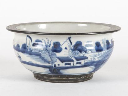 Indochine, bol en porcelaine à décor de paysage...