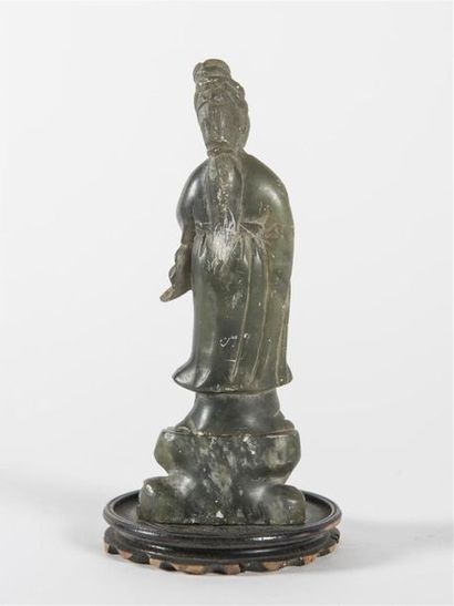 Chine, Gua Nin en pierre dure, socle circulaire...