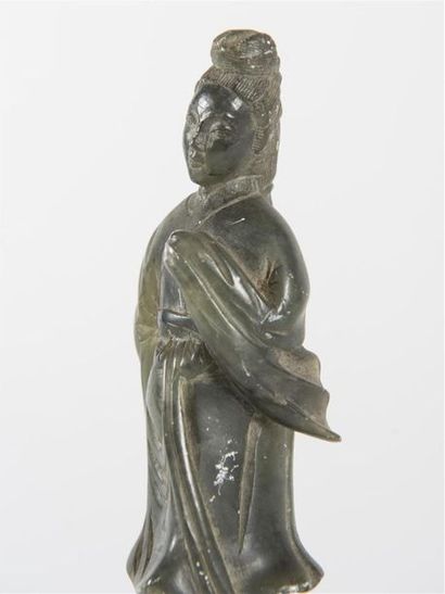 Chine, Gua Nin en pierre dure, socle circulaire...