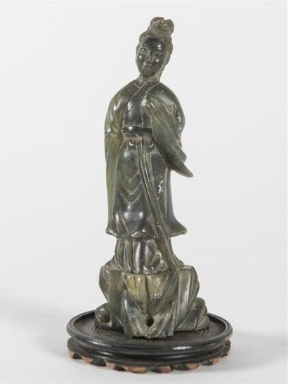 Chine, Gua Nin en pierre dure, socle circulaire...