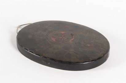 Indochine, Gong en bronze patiné
33 x 26...