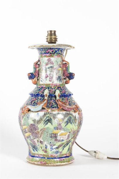 Chine, Lampe en porcelaine polychrome à décor...