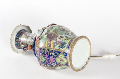 Chine, Lampe en porcelaine polychrome à décor...