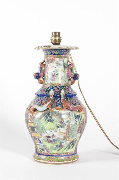 Chine, Lampe en porcelaine polychrome à décor...