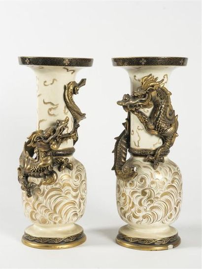 Garniture de cheminée en faience à décor...