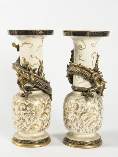 Garniture de cheminée en faience à décor...