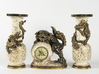 Garniture de cheminée en faience à décor...