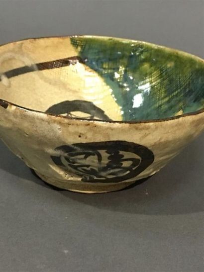 Japon, bol à thé en porcelaine chawan oribe,...