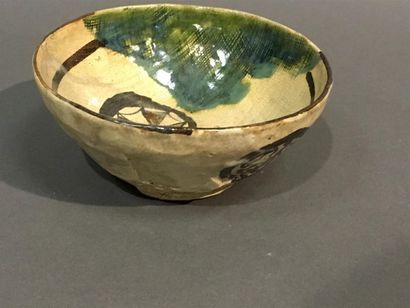 Japon, bol à thé en porcelaine chawan oribe,...