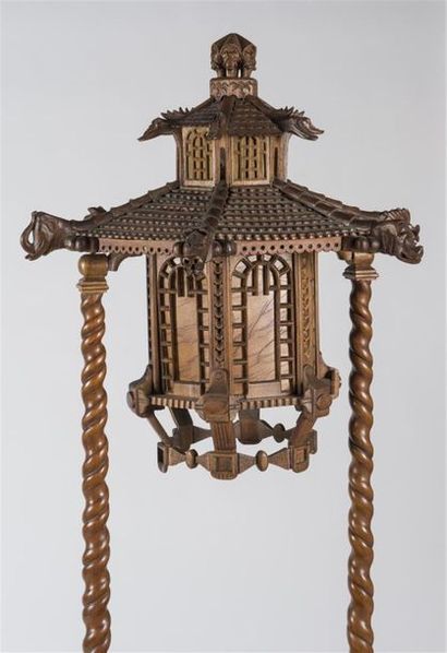 Chine, lampadaire en bois sculpté surmonté...