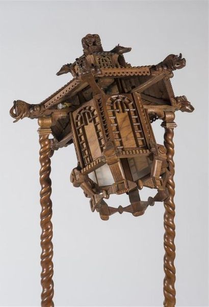 Chine, lampadaire en bois sculpté surmonté...