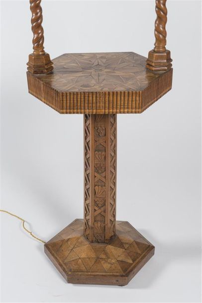 Chine, lampadaire en bois sculpté surmonté...