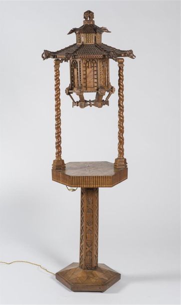 Chine, lampadaire en bois sculpté surmonté...