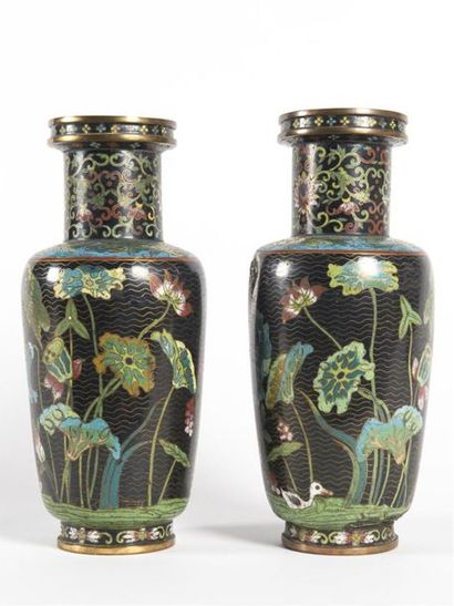 Paire de vases en bronze cloisonné
H: 33...