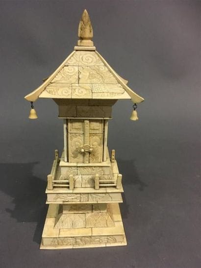 Autel en os et ivoire en forme de pagode
Chine...
