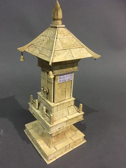 Autel en os et ivoire en forme de pagode
Chine...