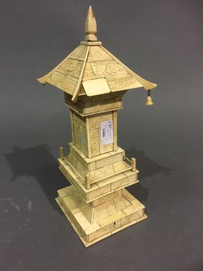 Autel en os et ivoire en forme de pagode
Chine...