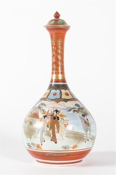 JAPON Bouteille en porcelaine peinte
19ème...