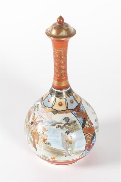 JAPON Bouteille en porcelaine peinte
19ème...