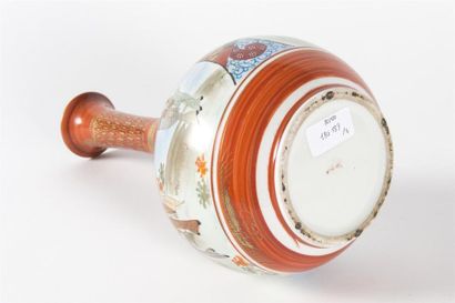 JAPON Bouteille en porcelaine peinte
19ème...