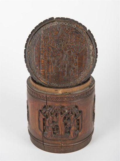 CHINE 
Boîte couvercle en bois sculpté 
20ème...