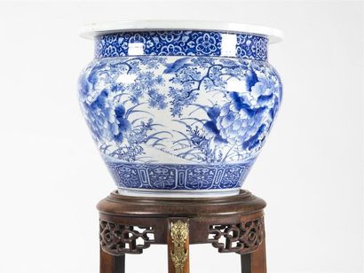 Aquarium et sa sellette en porcelaine 
Diam :...