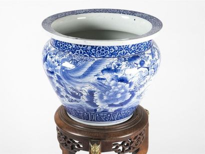Aquarium et sa sellette en porcelaine 
Diam :...