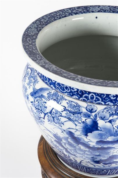 Aquarium et sa sellette en porcelaine 
Diam :...
