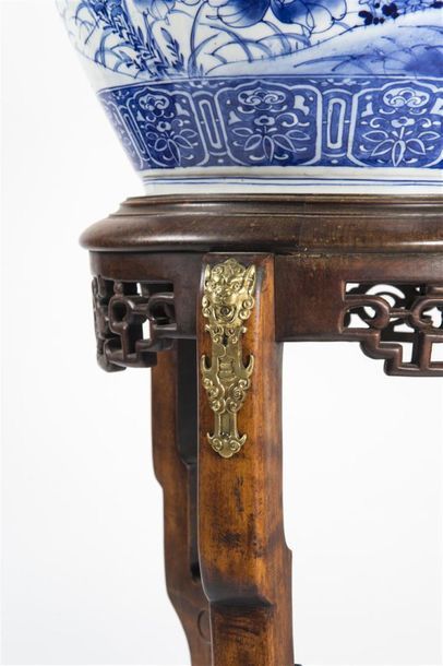Aquarium et sa sellette en porcelaine 
Diam :...