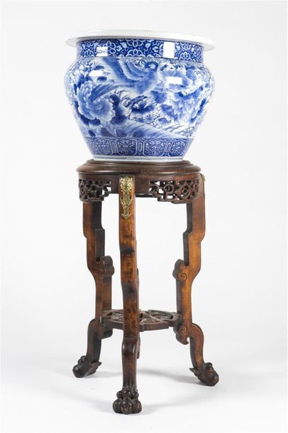Aquarium et sa sellette en porcelaine 
Diam :...