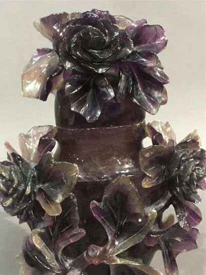 Vase en quartz sculpté en relief 
H : 22...