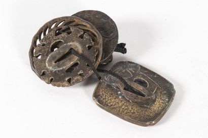 Japon, lot de 5 tsubas en fer et bronze
D:...